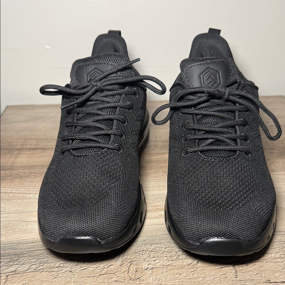 Men's Black slip resistant Sneakers (NEW)